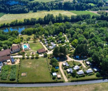 Vue aérienne du camping avec piscine et emplacements au Camping La Sagne