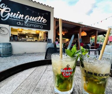 Terrasse du bar avec deux mojitos sur la table au Camping La Tour de France