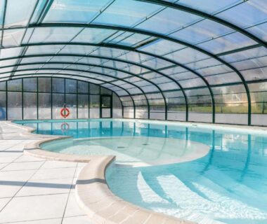 Piscine couverte sous dôme translucide au Camping La Vallée