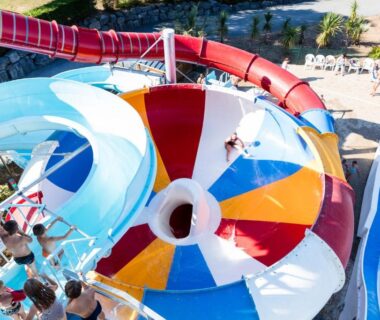 Parc aquatique avec toboggans colorés et piscine au Camping La Vallée