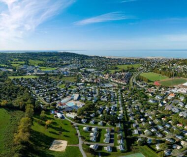 Côte et piscine extérieure avec emplacements au camping La Vallée