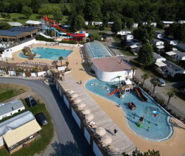 Aire aquatique et piscines extérieures au Camping La Vallée