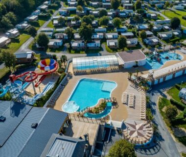 Parc aquatique avec piscines et toboggans au Camping La Vallée