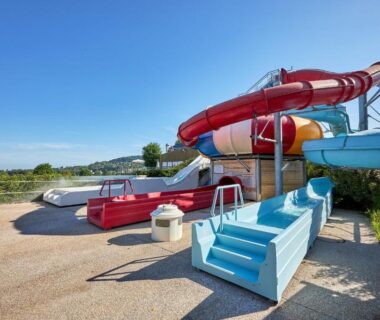 Espace aquatique avec toboggans extérieurs au Camping La Vallée