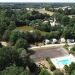 Vue aérienne du camping avec piscine et mobil-homes au Camping La Venise Du Bocage