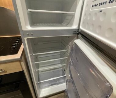Coin cuisine réfrigérateur ouvert dans le mobil-home au Camping La Venise Du Bocage