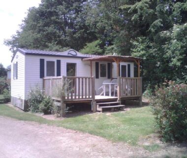 Mobil-home sur terrasse en bois au Camping La Venise Du Bocage