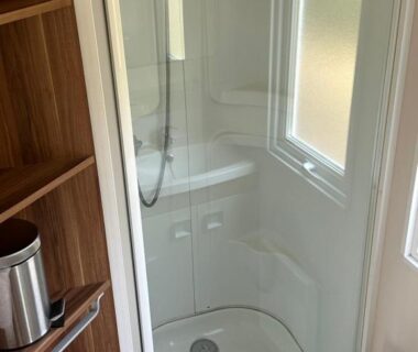 Douche cabine vitrée dans la salle de bain du mobil-home au Camping La sablière