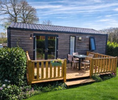 Terrasse en bois avec table et chaises devant le mobil-home du Camping La sablière