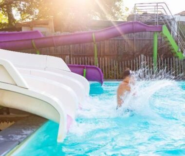 Piscine avec toboggans et éclaboussures au Camping Lac aux Oiseaux Mobil-home 3 pièces 4 personnes MAE-0991