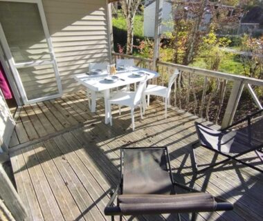 Terrasse en bois avec table et chaises du Camping Lac aux Oiseaux Mobil-home 3 pièces 4 personnes MAE-0991