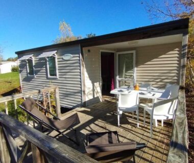 Terrasse en bois avec table et chaises du mobil-home 3 pièces 4 personnes MAE-0991 au Camping Lac aux Oiseaux