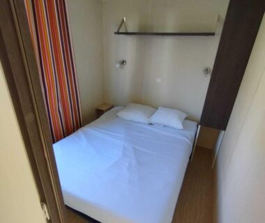 Chambre avec lit double dans le mobil-home 3 pièces 4 personnes MAE-0991 du Camping Lac aux Oiseaux