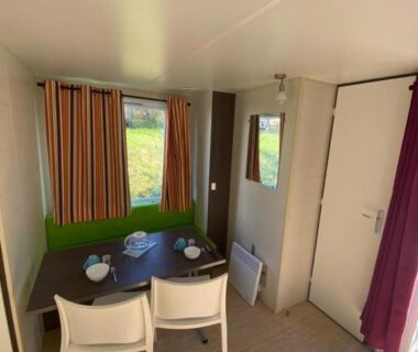 Coin repas lumineux dans le mobil-home du Camping Lac aux Oiseaux Mobil-home 3 pièces 4 personnes MAE-0991