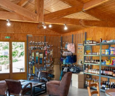Boutique avec coin salon dans le hall du Camping Lac de Villefort