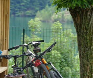 Bord du lac avec vélos garés au Camping Lac de Villefort