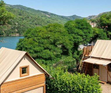 Bord du lac avec tentes lodges au Camping Lac de Villefort