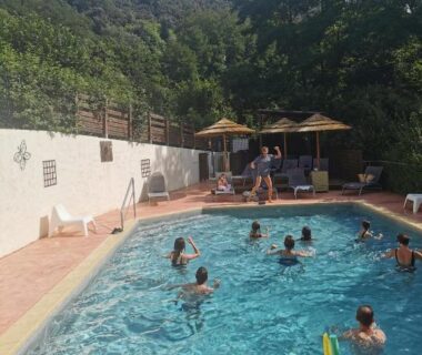 Piscine extérieure avec baigneurs au Camping Le Barutel