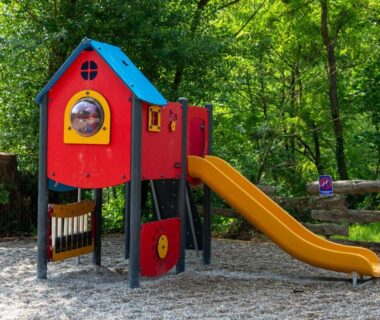 Aire de jeux forestière avec toboggan au Camping Le Barutel