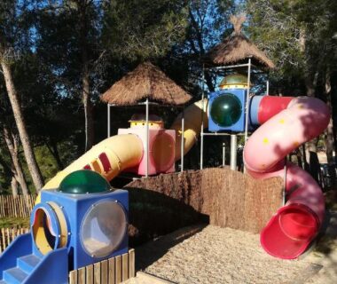 Aire de jeux avec toboggans au Camping Le Bois De Pins