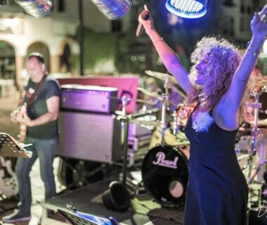 Scène de concert en plein air au Camping Le Bois De Pins