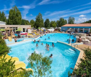 Piscine extérieure animée au Camping Le Bois Soleil Mobil home 3 pièces 4 personnes + TV MAE-4364