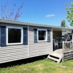 Façade et terrasse en bois du mobil-home au Camping Le Bois Soleil Mobil home 3 pièces 4 personnes MAE-4364