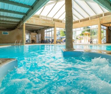 Piscine intérieure avec jacuzzi au Camping Le Bois Soleil mobil home 3 pièces 4 personnes + TV MAE-4364