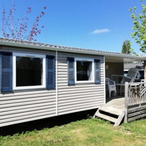 Façade et terrasse en bois du mobil-home au Camping Le Bois Soleil Mobil home 3 pièces 4 personnes MAE-4364