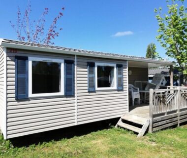 Façade et terrasse en bois du mobil-home au Camping Le Bois Soleil Mobil home 3 pièces 4 personnes MAE-4364