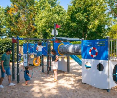 Aire de jeux sablée au Camping Le Bois Soleil Mobil home 3 pièces 4 personnes TV MAE-4364