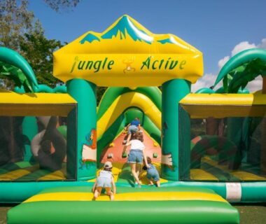 Aire de jeux gonflable avec enfants au Camping Le Bois Soleil mobil home 3 pièces 4 personnes MAE-4364