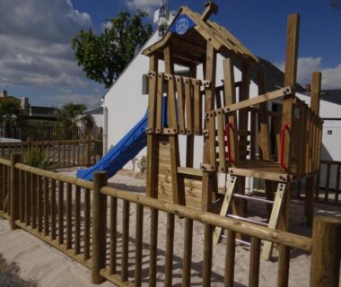 Aire de jeux en bois avec toboggan au Camping Le Bois Verdon