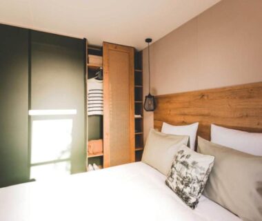 Chambre avec lit double et placard au Camping Le Bois Verdon