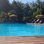 Bassin extérieur et transats au bord de la piscine du Camping Le Bon Coin Cottage 2 pers