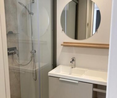 Salle de bain avec douche vitrée dans le Cottage 2 pers du Camping Le Bon Coin
