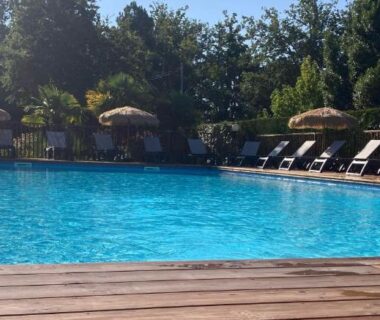 Bassin extérieur et transats au bord de la piscine du Camping Le Bon Coin Cottage 2 pers