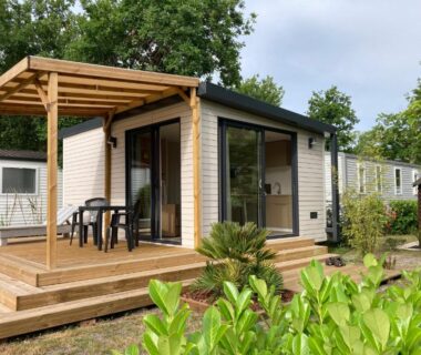 Terrasse en bois avec pergola et chaises du Cottage 2 pers au Camping Le Bon Coin