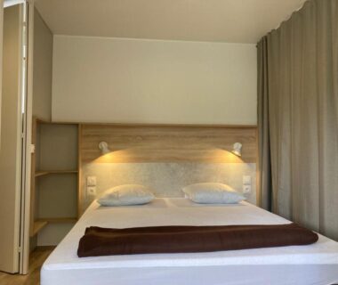 Chambre avec lit double et éclairage intégré dans le Cottage 2 pers du Camping Le Bon Coin