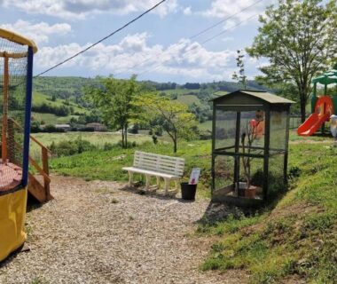 Aire de jeux avec trampoline et toboggan au Camping Le Bourdieu