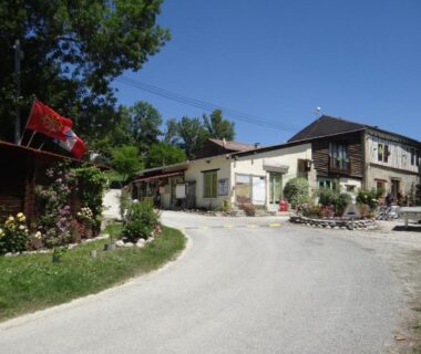 Allée d'accès et bâtiments au Camping Le Bourdieu