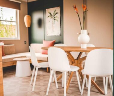 Salle à manger avec table et chaises dans le mobil-home du Camping Le Braou – Maeva