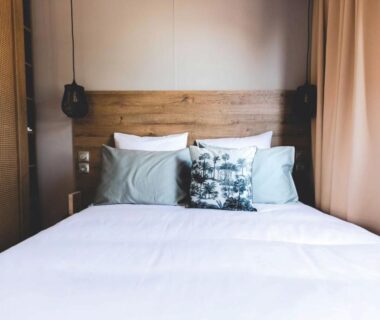 Chambre avec lit double et coussins dans le Camping Le Braou Maeva