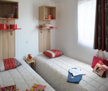 Chambre avec deux lits simples au Camping Le California
