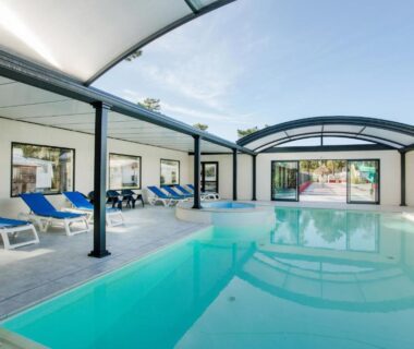 Piscine couverte avec transats au Camping Le California