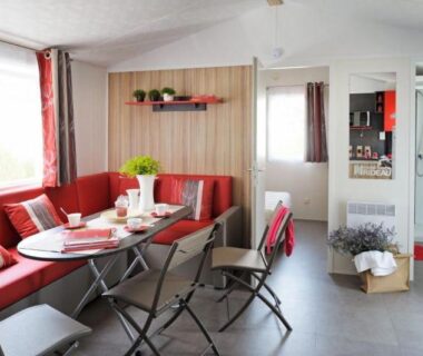 Intérieur salon et coin repas dans le mobil-home du Camping Le California