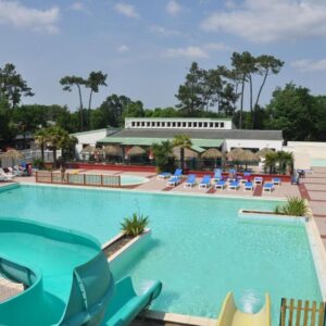 Piscine extérieure avec toboggan au Camping Le California