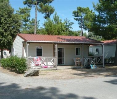 Mobil-home avec terrasse ombragée sous pins au Camping Le California
