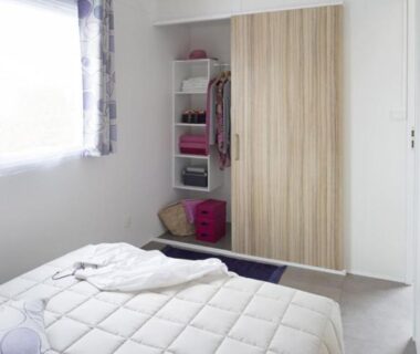 Chambre double avec lit et armoire au Camping Le California