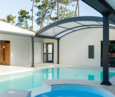 Piscine couverte avec spa et verrière dans le camping Le California